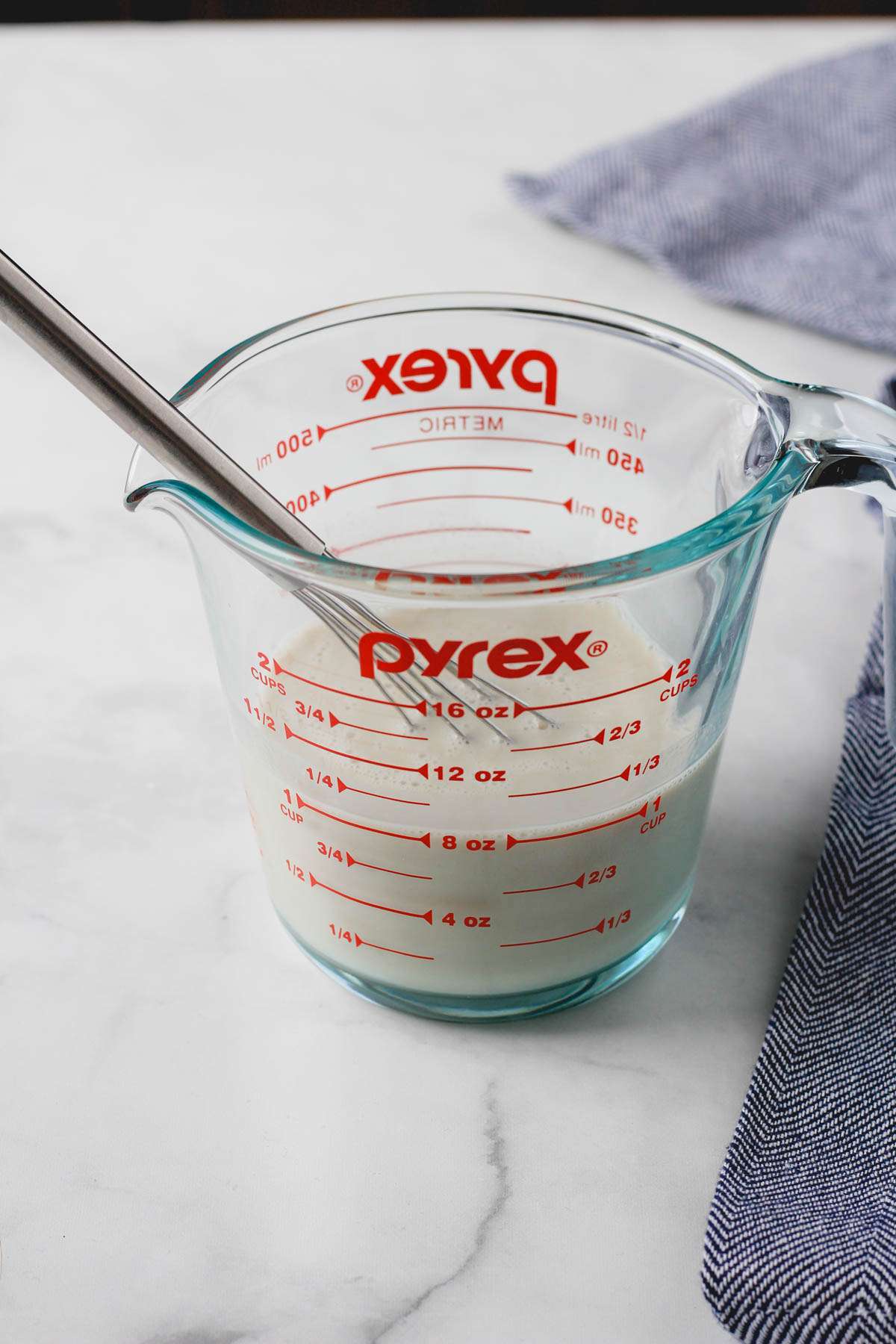 Pyrex 4 cup Measuring Cup - Whisk