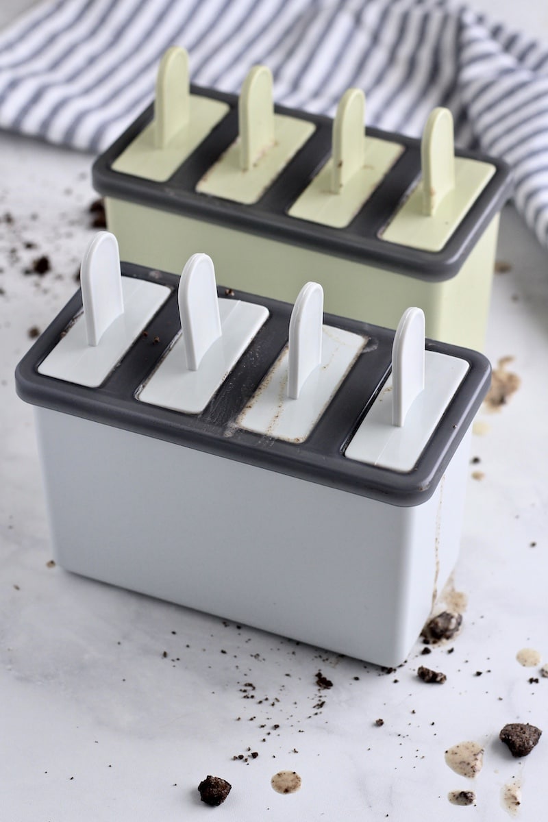 Cookies and cream popsicles in the popsicle mold.