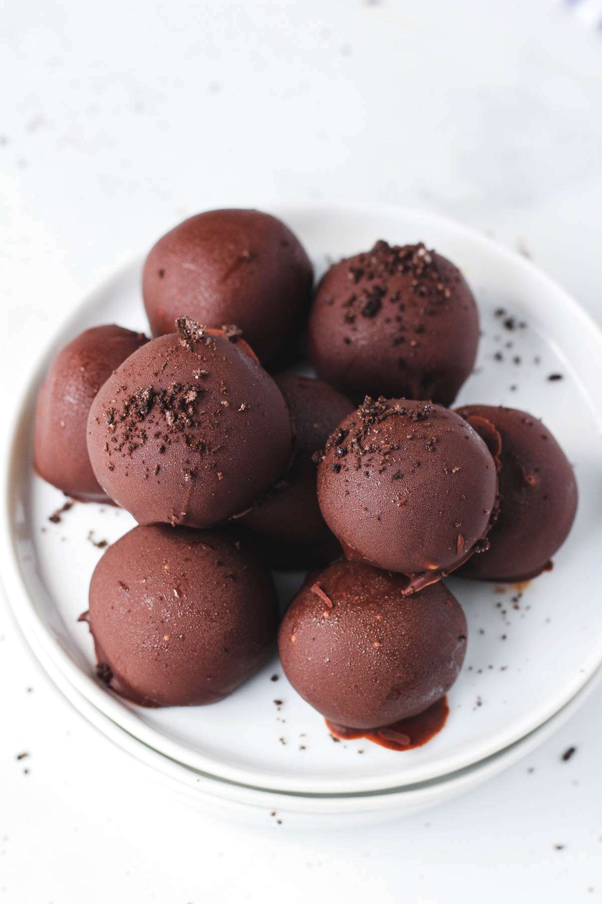 A stack of white plates topped with a stack of oreo