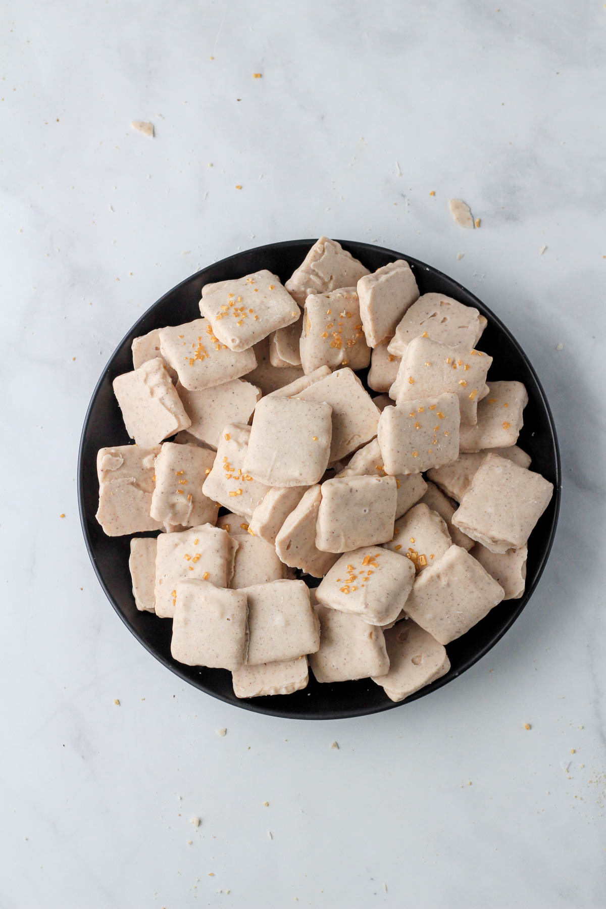 A black plate of white chocolate pumpkin spice graham crackers.